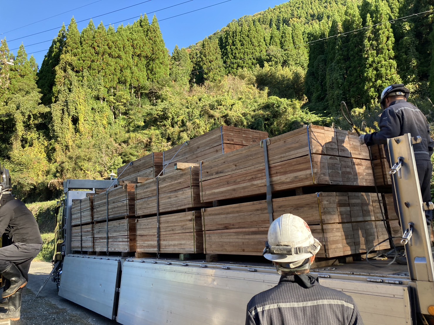 公共工事で1600枚の矢板をカット作業 | 鹿児島市で木の家/注文住宅を建てるなら株式会社ウッドバンク