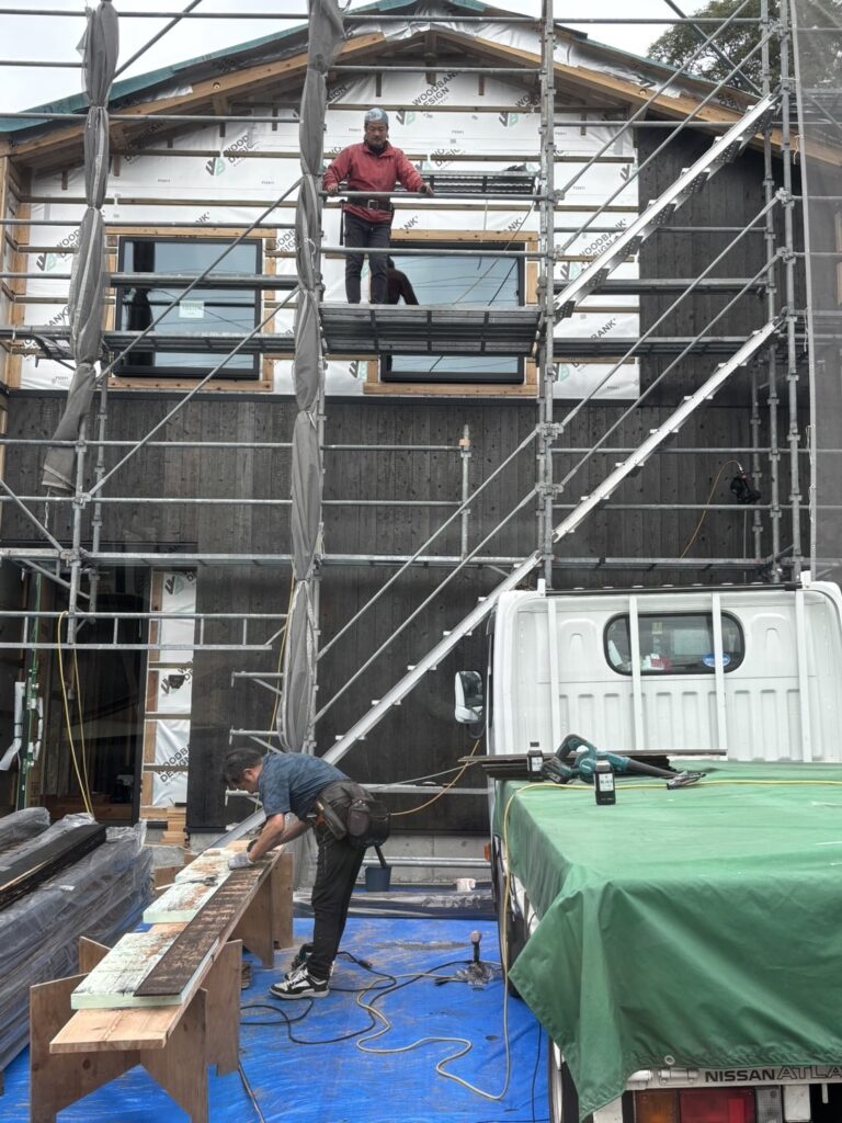 鹿児島市｜杉の無垢床と焼杉が映える、家族の暮らしに寄り添う動線のいい家。