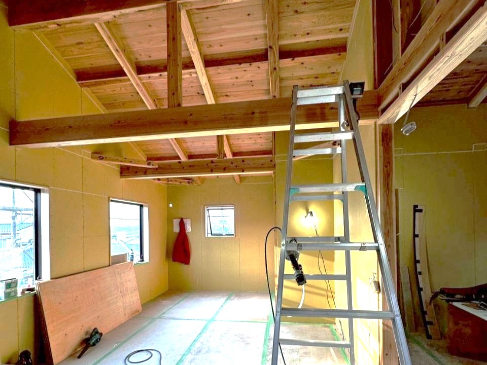 鹿児島市｜杉の無垢床と焼杉が映える、家族の暮らしに寄り添う動線のいい家。